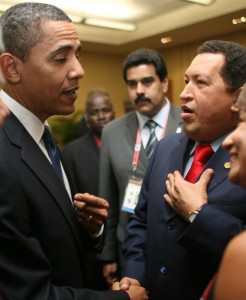Foto de archivo: Obama y Chávez en la V Cumbre de las Américas en 2009. Fuente: EFE