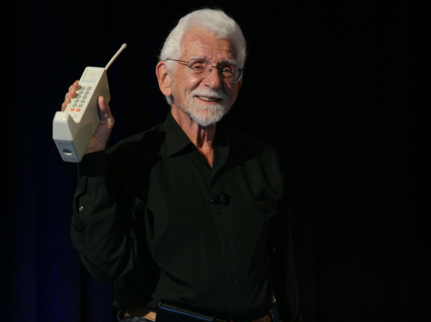 Marty Cooper con el primer celular de Motorola. Foto The Verge