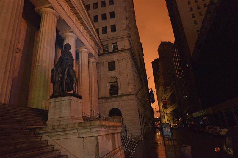 Vista de la estatua de George Washington en Wall Street. Foto: EFE