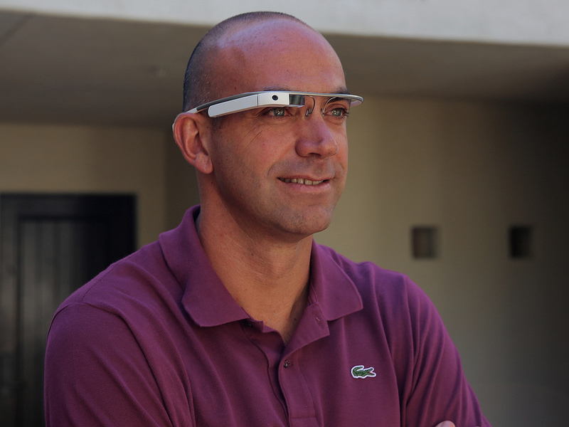 El nuevo dispositivo de Apple seria similar a los Google Glass (en la foto). Fuente Flickr