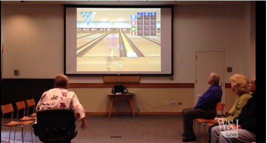 Adultos mayores juegan Wii en una biblioteca estadounidense. Foto: Wall Street Journal