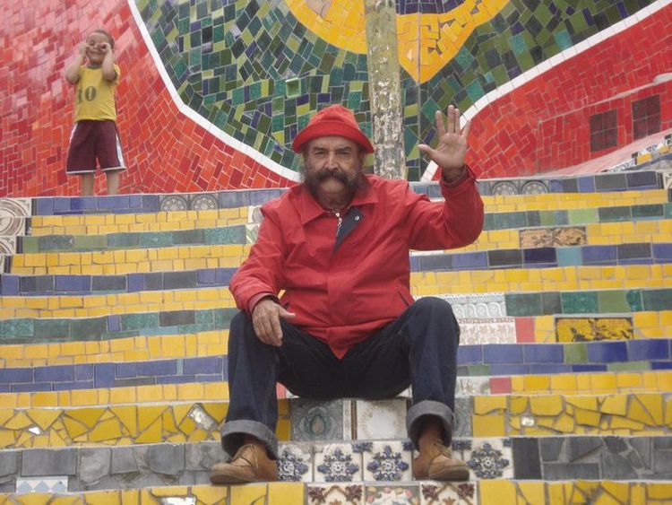 Jorge Selarón en las Escaleras Selarón de Río de Janeiro