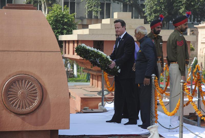 David Cameron en el Memorial Jallianwala Bagh en Amritsar, India. Foto EFE