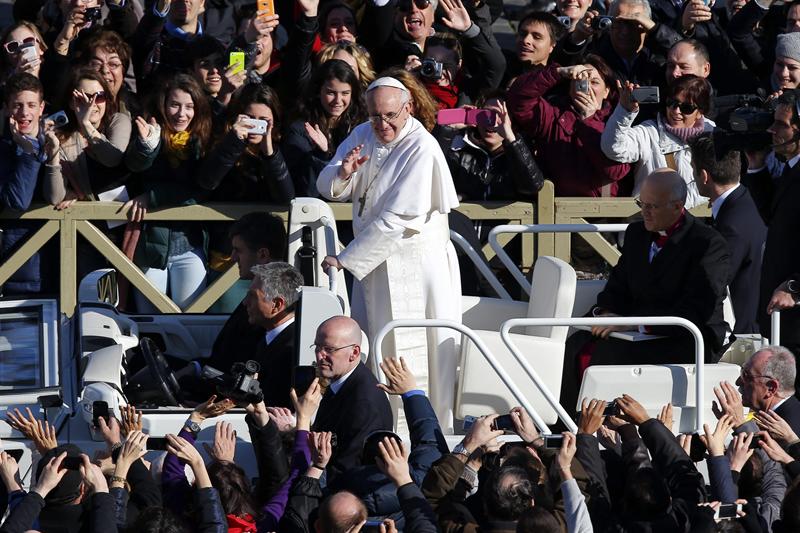 Papa Francisco saluda a los fieles a su llegada. Foto: EFE
