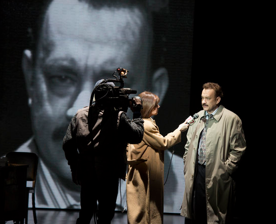 Tom Hanks en una de las escenas de Lucky Guy. Foto LA Times