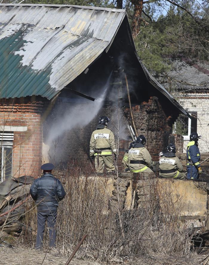 Bomberos trabajan tras incendio en clínica psiquiátrica en Rusia