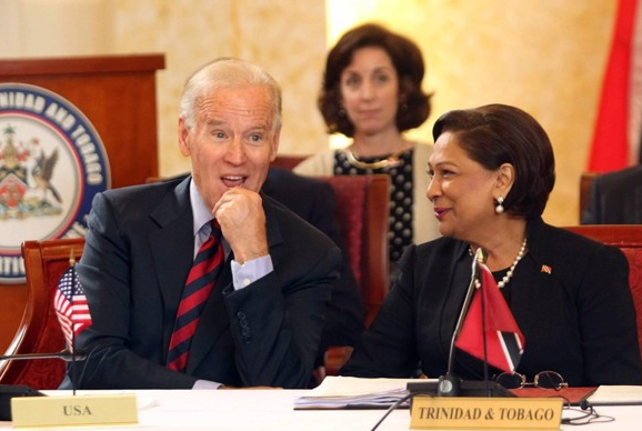 Joe Biden, vicepresidente de EEUU y Kalmla Persad-Bissessar, primera ministra de Trinidad y Tobago. Foto Washington Post