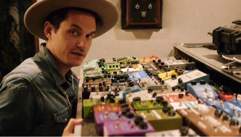 John Mayer y su colección de pedales. Foto You Tube