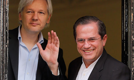 Julian Assange y Ricardo Patino