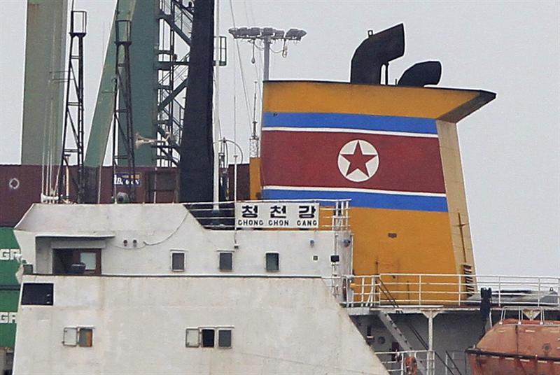 Barco de Corea del Norte retenido en el canal de Panama. Foto EFE